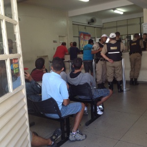 Jovens prestam depoimento na delegacia de trânsito de Belo Horizonte durante o final de semana após "rolezinho" - Carlos Eduardo Cherem/UOL