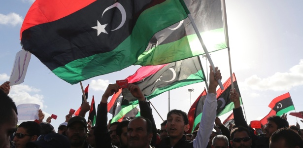 Manifestantes líbios pedem a dissolução do parlamento interino, que oficialmente só poderia governar até o início de fevereiro