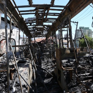 9.fev.2014 - Cerca de dez pessoas atearam fogo em um ônibus da Viação Transpass - Marcos Bezerra/Futura Press/Estadão Conteúdo