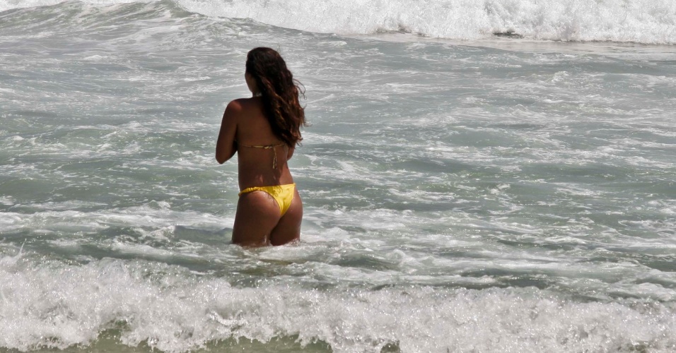 10.fev.2014 - Carioca toma banho de mar na praia do Pepê, Barra da Tijuca dia de forte calor no Rio de Janeiro, com termômetros marcando, em média, 37ºC