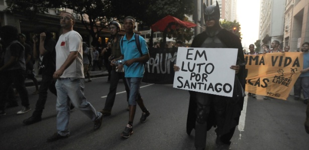 "Batman" segura cartaz em memória ao cinegrafista da Band, Santiago Andrade, que teve morte cerebral - Fábio Teixeira/UOL