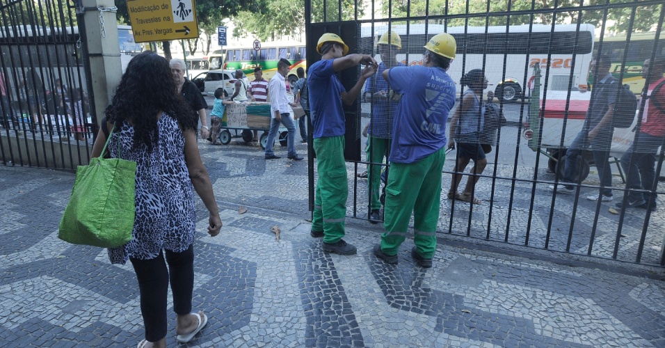 10.fev.2014 - Funcionários da Supervia colocam cerca nos portões da estação de trens Central do Brasil, no centro do Rio de Janeiro, por causa de um protesto marcado para a tarde desta segunda-feira (10)
