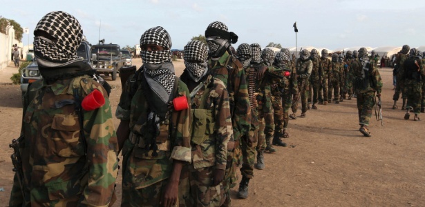 Integrantes do grupo Al Shabab em Mogadício, capital da Somália, em foto de 2014 - Feisal Omar/Reuters