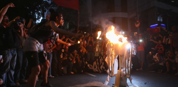 Manifestantes contrários ao aumento da tarifa de ônibus no Rio de Janeiro queimam catraca na noite desta segunda-feira (10) - Fábio Teixeira/UOL