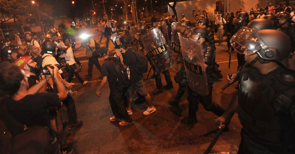 10.fev.2014 - Manifestantes e policiais se enfrentam em tumulto após protesto contra aumento da passagem de ônibus na Cinelândia, centro do Rio de Janeiro