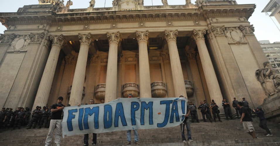 10.fev.2014 - Manifestantes que fazem protesto contra o aumento das passagens de ônibus, no centro do Rio de Janeiro, nesta segunda-feira (10) 