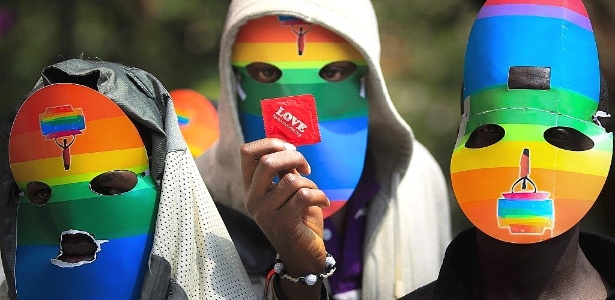 Membros da comunidade gay de Nairóbi, no Quênia, protestam contra lei que prevê prisão perpétua para os homossexuais de Uganda