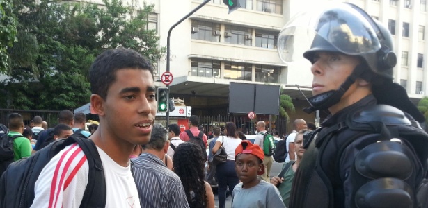 Policiais militares detiveram rapaz após revista na entrada da estação de trens Central do Brasil, nesta segunda-feira (10) - Hanrrikson de Andrade/UOL