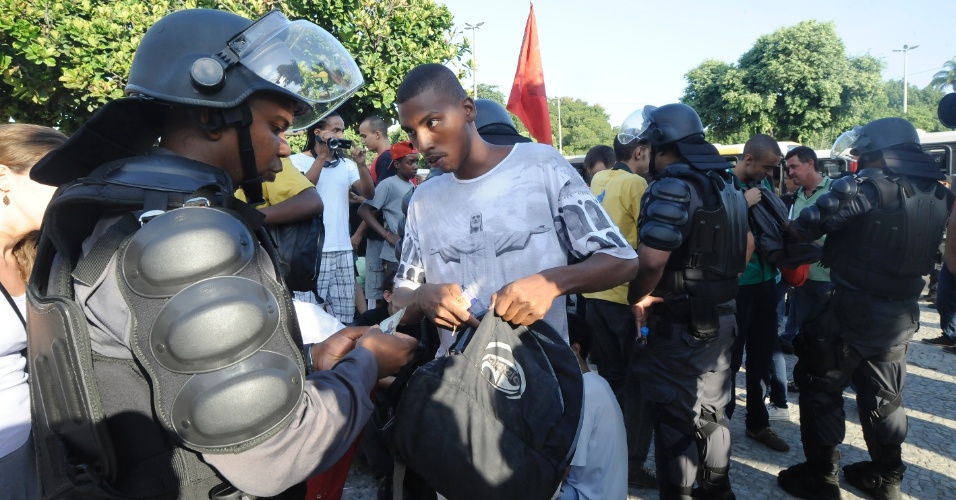 10.fev.2014 - Policiais militares revistam pessoas na entrada da estação de trens Central do Brasil, nesta segunda-feira (10), onde deve acontecer um protesto para esta segunda-feira (10)
