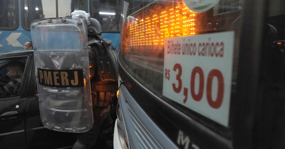 10.fev.2014 - Policial militar transita entre os veículos durante protesto contra aumento das passagens de ônibus, no centro do Rio de Janeiro, nesta segunda-feira (10) 