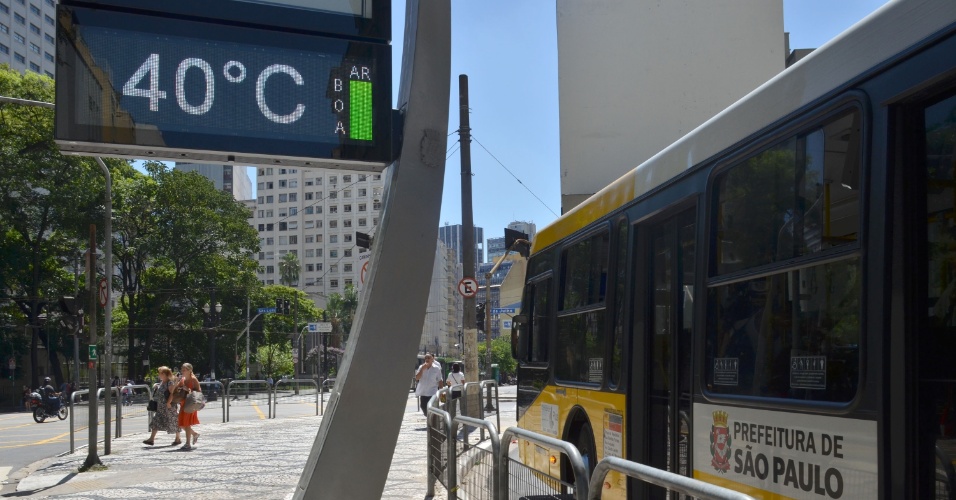10.fev.2014 - Termômetro registra 40ºC no centro de São Paulo, nesta segunda-feira (10)