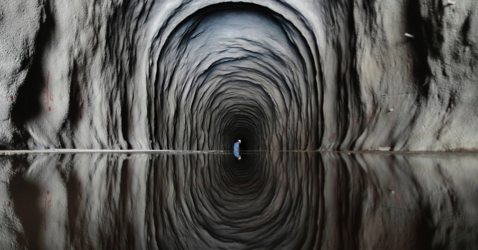 10.fev.2014 - Trabalhador é visto dentro do túnel Cuncas II, que vai ligar os canais que estão sendo construídos para desviar a água do rio São Francisco para o uso em quatro estados atormentados pela seca, perto da cidade de Mauriti, no Ceará