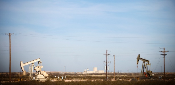 Poços de petróleo são perfurados próximos à Usina Piloto de Isolamento de Lixo (WIPP na sigla em inglês) no deserto do Novo México (EUA) - Michael Stravato/The New York Times