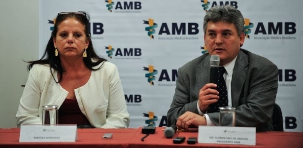 Ramona Matos Rodrigues, que deixou o Mais Médicos, ao lado do presidente da AMB, Florentino Cardoso - Marcelo Camargo/Agência Brasil