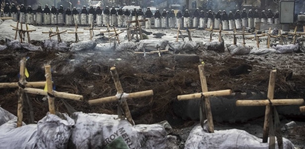 Cruzes em homenagem a mortos e desaparecidos no conflito no leste da Ucrânia - Reuters