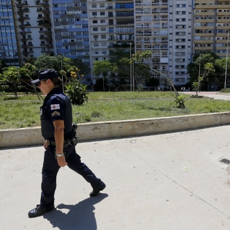 11.fev.2014 - Guarda municipal passa por área verde, que está com o mato alto e descuidado, na praça Roosevelt, no centro de São Paulo. Há, ainda, muito lixo nas áreas de concreto e jardinheiras, com algumas lixeiras danificadas. O local foi reinaugurado em setembro de 2012, após reforma que durou quatro anos