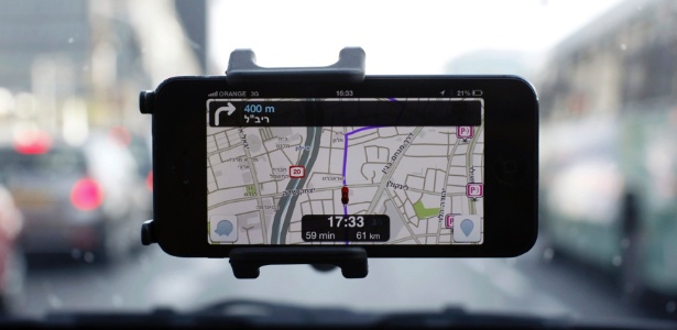 Tela do aplicativo Waze rodando em um smartphone dentro de um carro em Israel - Nir Elias/Reuters
