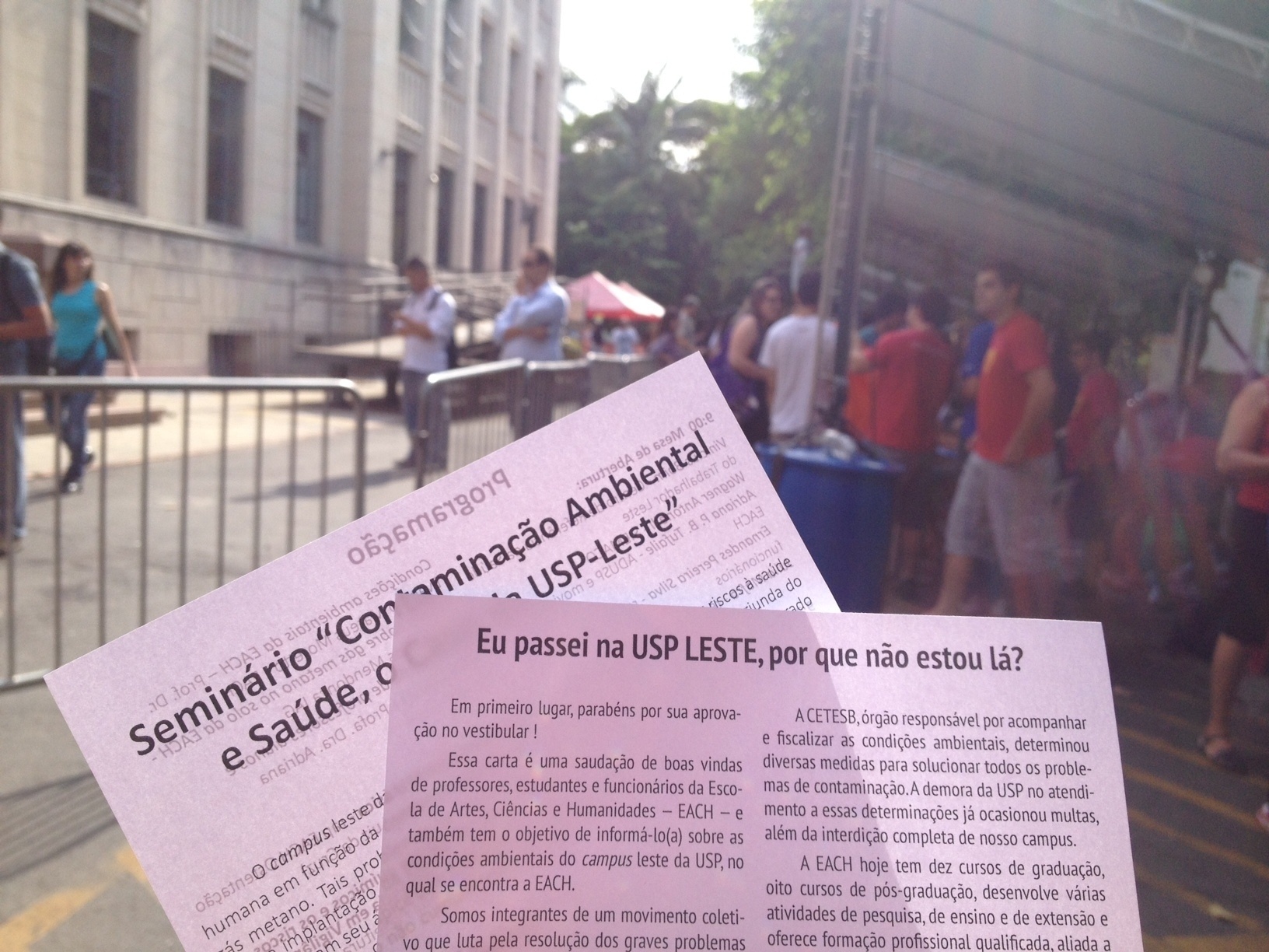 12.fev.2014 - Trote dos aprovados na USP Leste - Manifesto distribuído aos calouros da Escola de Artes, Ciências e Humanidades, USP Leste. A matrícula é realizada na Faculdade de Saúde Pública da USP - Marcelle Souza/UOL