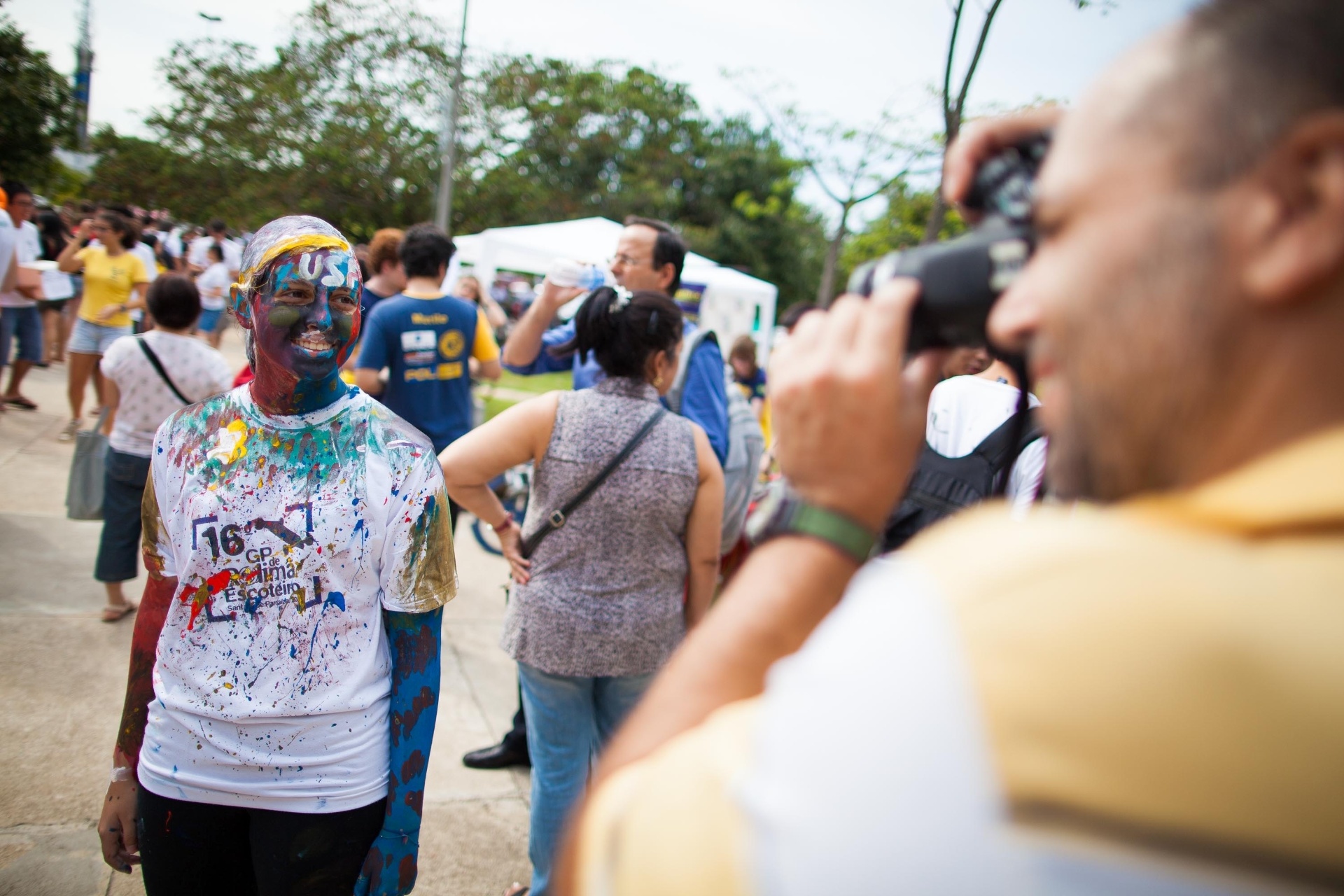 12.fev.2014 - Trote na Cidade Universitária - A caloura Mônica Moura, 17, passou em artes visuais e comemora a aprovação durante o trote na Escola Politécnica da USP no primeiro dia de matrícula. Na imagem, o pai da universitária, o administrador Fernando Moura, 50, registra o momento - Alessandro Shinoda/UOL