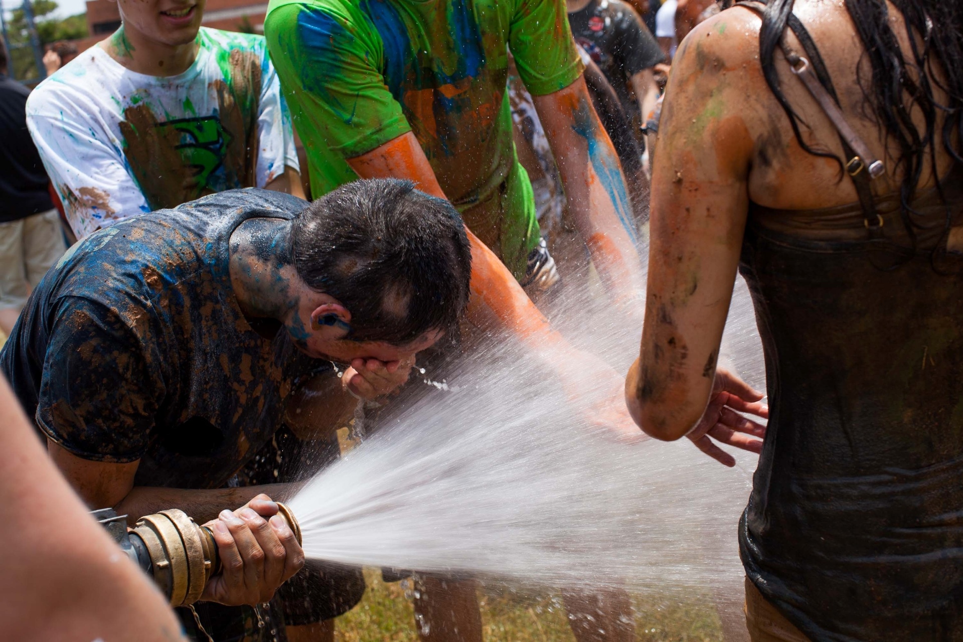 12.fev.2014 - Trote na Cidade Universitária - Neste ano, os organizadores do tradicional trote da Poli-USP (Escola Politécnica da Universidade de São Paulo) tiveram que contratar um caminhão-pipa para garantir o banho de lama dos calouros. Por volta do meio-dia desta quarta (12), um veículo com cerca de 17 mil litros de água estacionou próximo ao monte de terra para que a lama fosse "produzida" - Alessandro Shinoda/UOL