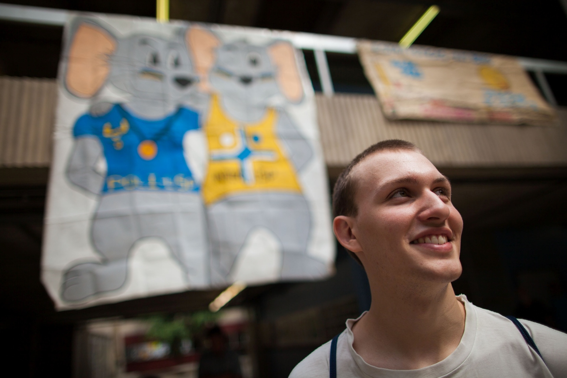 12.fev.2014 - Trote na Cidade Universitária - O calouro Tito Martini, 18, comemora a aprovação no curso de engenharia mecatrônica na festa da Escola Politécnica da USP no primeiro dia de matrícula. Na foto, ele aparece ao lado de sua namorada Laura Lassance, 18, que cursa o segundo ano de engenharia de computação - Alessandro Shinoda/UOL