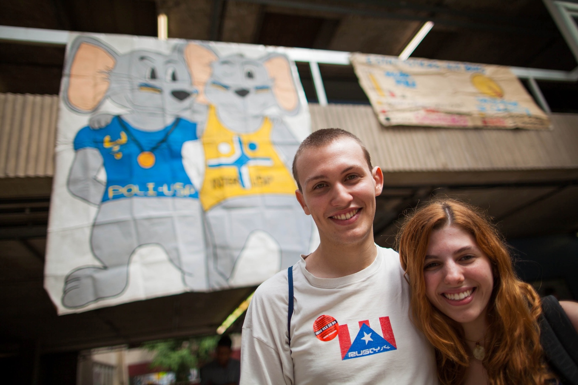 12.fev.2014 - Trote na Cidade Universitária - O calouro Tito Martini, 18, comemora a aprovação no curso de engenharia mecatrônica na festa da Escola Politécnica da USP no primeiro dia de matrícula. Na foto, ele aparece ao lado de sua namorada Laura Lassance, 18, que cursa o segundo ano de engenharia de computação - Alessandro Shinoda/UOL