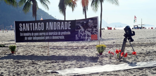 A ONG Rio de Paz realizou uma homenagem ao cinegrafista Santiago Ilídio Andrade, 49, na praia de Copacabana, na zona sul do Rio