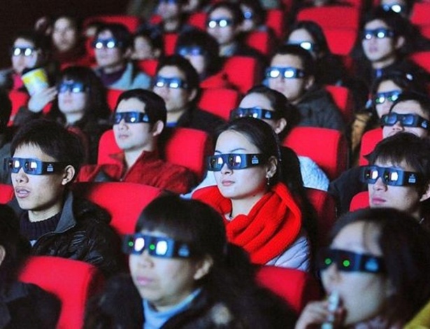 Jovens chineses assistem a uma exibição de filme em 3D em Xangai. Graças ao plano de um namorado abandonado, os casais não poderão sentar lado a lado neste Dia dos Namorados na cidade chinesa - Getty Images