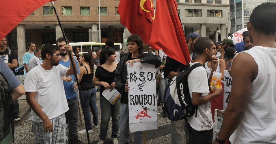 13.fev.2014 - Manifestantes contra o aumento da tarifa de ônibus na cidade do Rio de Janeiro exibem cartazes com mensagens de protesto, em novo ato na região central da cidade