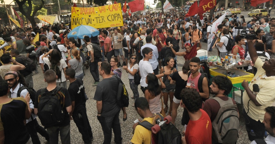 13.fev.2014 - Manifestantes (entre civis e ativistas ligados a partidos políticos e movimentos sociais) participam de novo protesto contra aumento da tarifa de ônibus no Rio de Janeiro na região da Candelária (centro)