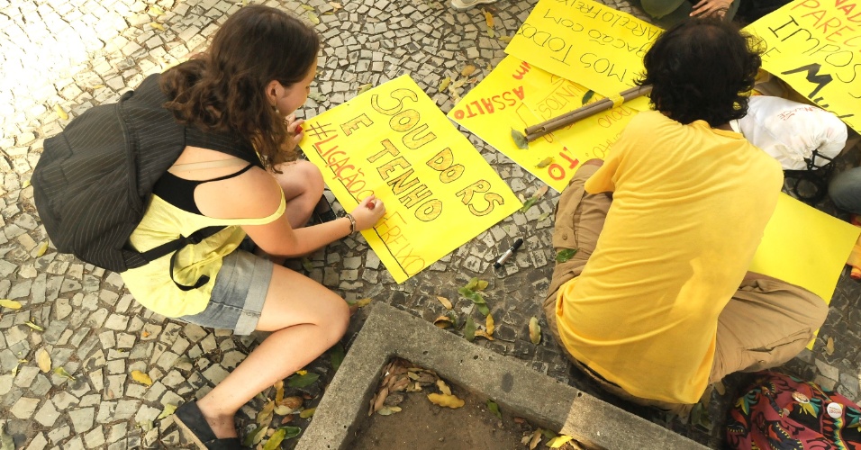 13.fev.2014 - Manifestantes preparam cartazes na região da Candelária, centro do Rio de Janeiro, para um novo protesto contra o aumento da tarifa de ônibus na capital