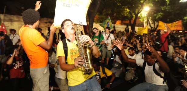 Manifestantes tocam marchinhas de carnaval durante passeata no centro do Rio, em protesto contra o aumento da tarifa de ônibus na capital - Fabio Teixeira/UOL