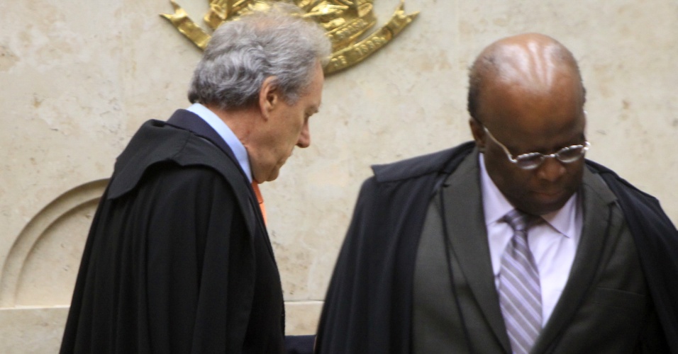 13.fev.2014 - Os ministros Joaquim Barbosa, presidente do STF (Supremo Tribunal Federal), e Ricardo Lewandowski, que também é membro da corte, participam de sessão plenária em Brasília (DF)