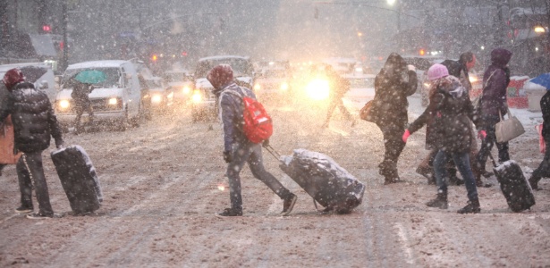 Pedestres atravessam rua perto da Broadway durante uma tempestade de neve em Nova York (EUA) - Earl Wilson / The New York Times