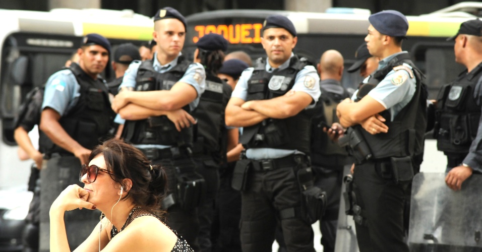 13.fev.2014 - Policiais se concentram na região da Candelária, centro do Rio de Janeiro, onde está marcado um novo protesto contra o aumento da tarifa de ônibus 