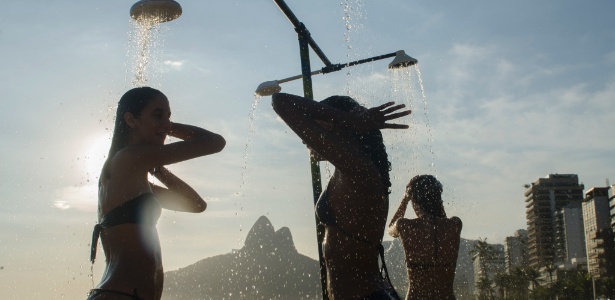 Frequentadoras se banham em chuveiro da praia de Ipanema, na altura da Rua Maria Quitéria - Luciana Whitaker/Folhapress