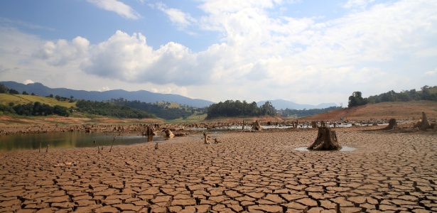 Vista da seca no rio Jacareí, que abastece o sistema Cantareira - Luis Moura/Estadão Conteúdo