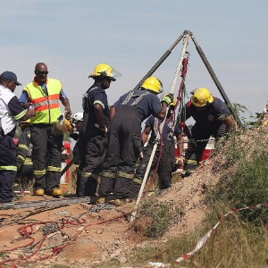 16.fev.2014 - Equipe de resgate trabalha para libertar ao menos 200 mineradores informais que estão soterrados em uma mina de ouro abandonada em Benoni, leste de Joanesburgo