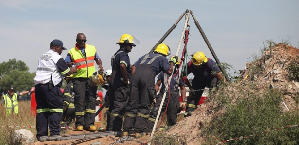 Equipe de resgate trabalha para libertar mineradores informais que estão soterrados em uma mina de ouro abandonada em Benoni, leste de Joanesburgo, na África do Sul. Os trabalhadores ficaram presos após um deslizamento de pedras e algumas vítimas já foram resgatadas - EFE