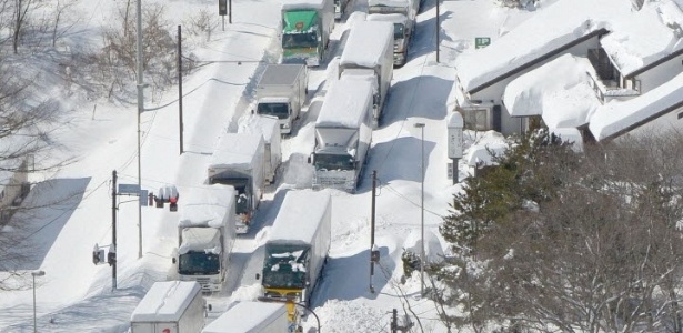 Forte neve impede a passagem de caminhões e carros e geras filas em uma estrada de Karuizawa - Kyodo/Reuters