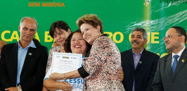 Dilma abraça aluna durante cerimônia de formatura do Pronatec (Programa Nacional de Acesso ao Ensino Técnico e Emprego), em Governador Valadares (MG), nesta segunda-feira (17) - Roberto Stuckert Filho/PR
