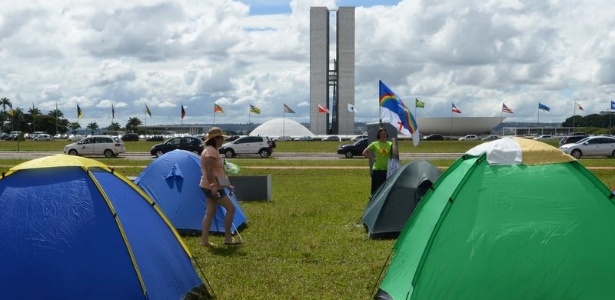 Ativistas em defesa dos direitos dos animais acampam no gramado diante do Congresso Nacional, em Brasília - Antônio Cruz/ABr