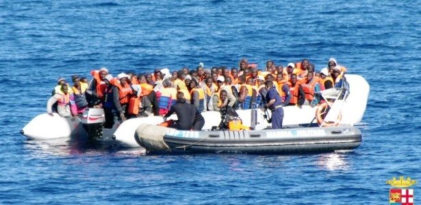 Foto da Marinha italiana mostra imigrantes africanos sendo resgatados próximo à ilha de Lampedusa