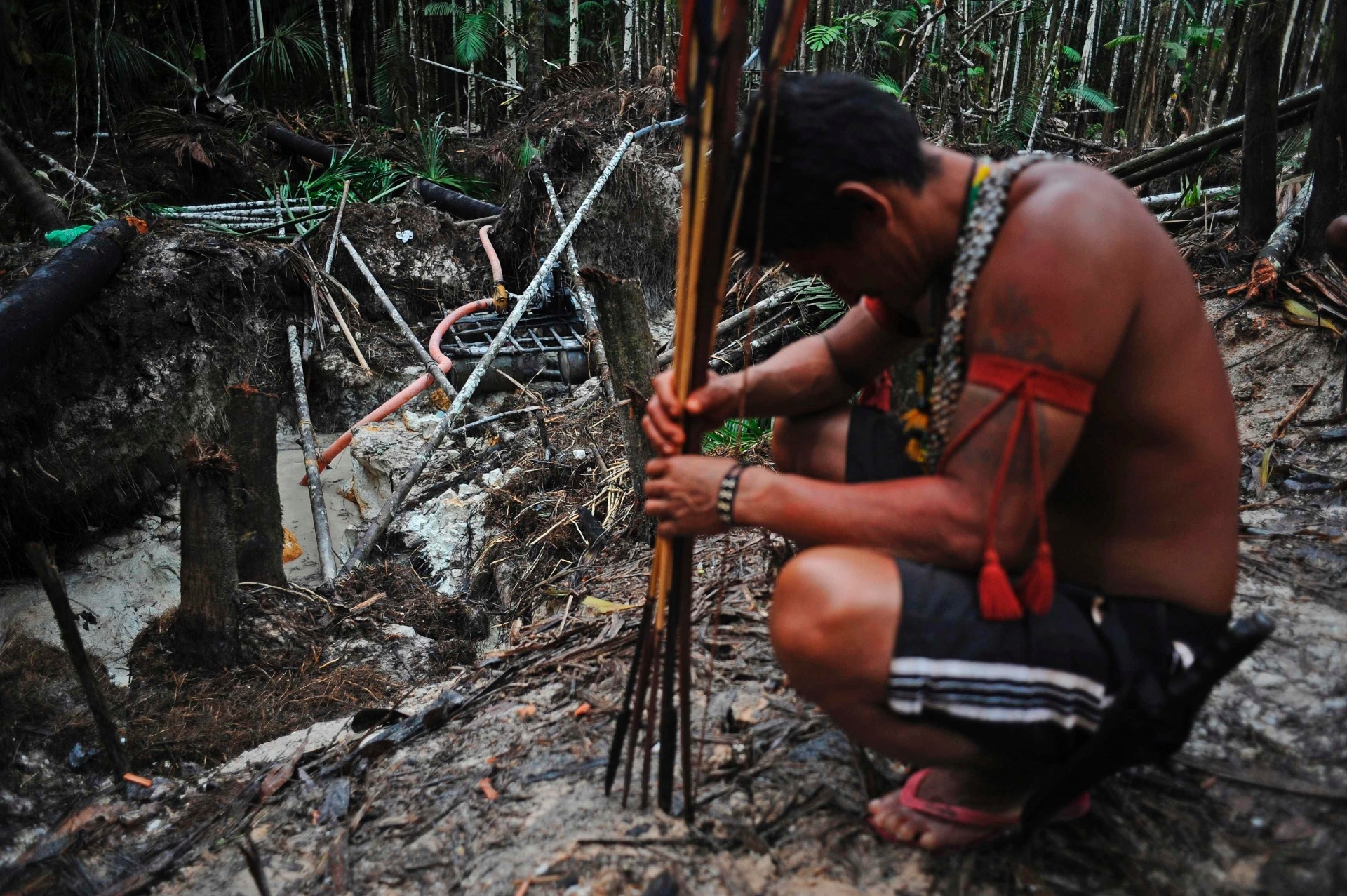 17.fev.2014 - Índio chega a uma área de selva desmatada por garimpeiros, na bacia do rio Tapajós - Lunae Parracho/Reuters