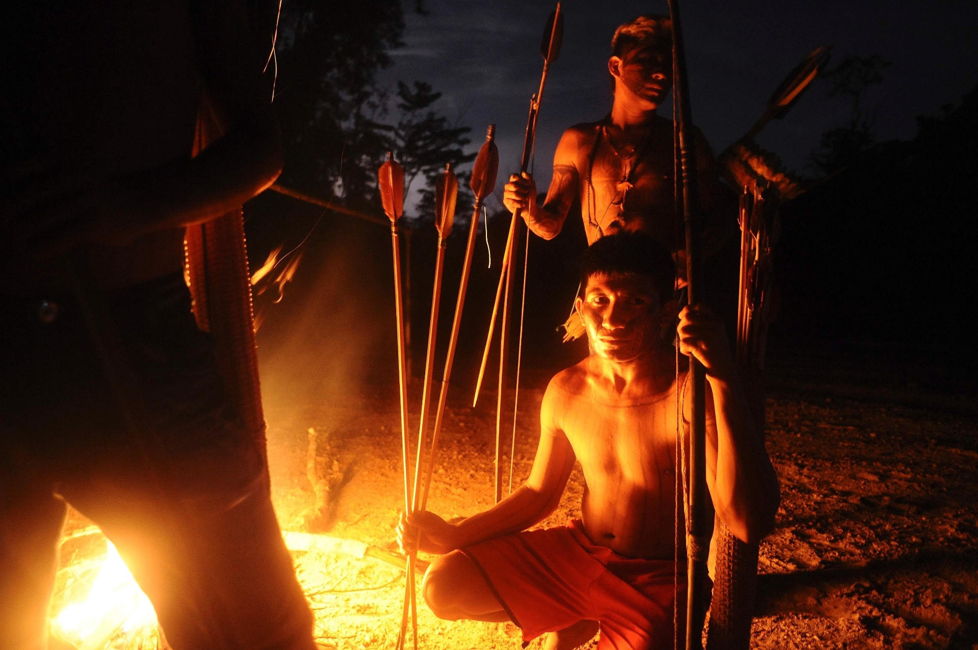 17.fev.2014 - Índios guerreiros da tribo Munduruku acendem uma fogueira no local de uma mina ilegal de ouro que foi encontrada durante a busca por mineiros ilegais - Lunae Parracho/Reuters