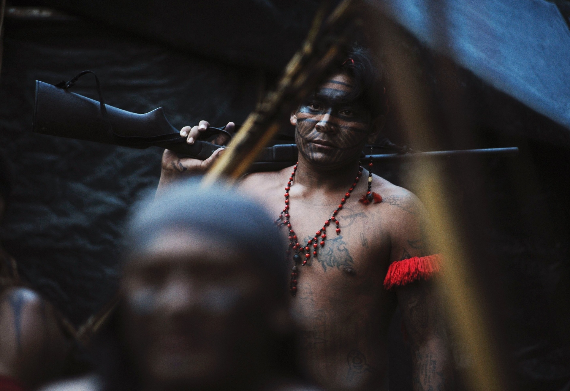 17.fev.2014 - Índios guerreiros Mundurukus procuraram minas de ouro ilegais e mineiros no seu território - Lunae Parracho/Reuters