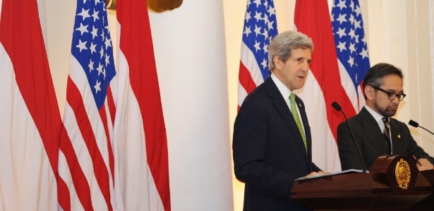 O secretário de Estado americano, John Kerry, fala durante entrevista coletiva com o ministro das Relações Exteriores da Indonésia, Marty Natalegawa, em Jacarta. Kerry pediu à comunidade internacional que se esforce mais para combater as mudanças climáticas, classificando-as como "a maior arma de destruição em massa do mundo"