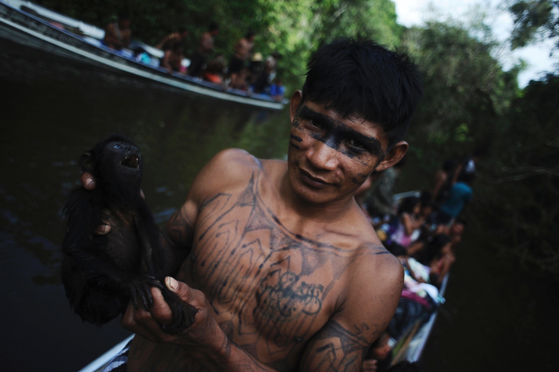 17.fev.2014 - Um  índio guerreiro Munduruku carrega um macaco caçado para ser comida durante uma busca na selva por minas e mineiros ilegais - Lunae Parracho/Reuters