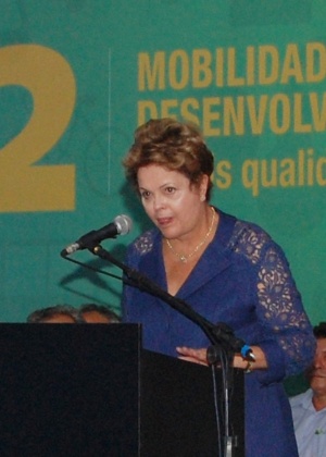 Presidente Dilma Rousseff participa da solenidade de entrega de máquinas agrícolas e assinatura de ordem de serviços para obras de mobilidade urbana em Teresina (PI) - José Itamar/Futura Press/Estadão Conteúdo