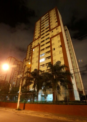 Fachada de prédio, em Osasco (SP), onde professor se jogou do 13º andar com o filho de seis anos - Marcos Bezerra/Futura Press/Estadão Conteúdo